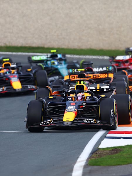 Max Verstappen führt Lando Norris beim Start zum F1 Grand Prix der Niederlande auf dem Circuit Zandvoort am 25. August 2024 an. 