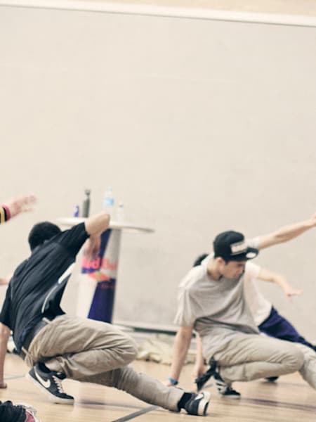 B-boy Ronnie donne un cours de breakdance au Performance Workshop avant le Red Bull BC One.
