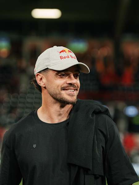 Romain Ntamack sourit lors d’un entraînement avec le Stade toulousain avant la saison de rugby 2025-2026.