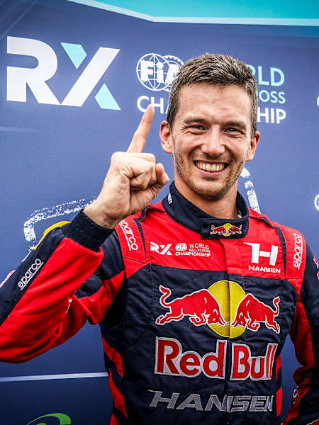 Timmy Hansen från Team Hansen firar i 2024 års FIA World Rallycross Championship i Mettet, Belgien, och representerar stolt Red Bull