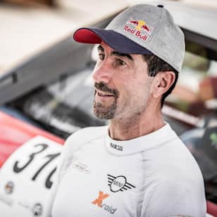 Portrait du pilote français Luc Alphand après la deuxième étape de l'Abu Dhabi Desert Challenge à Hamim en 2018.
