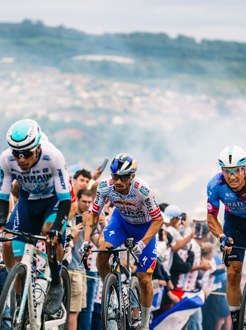 Auf der Tour de France-Etappe nach Boulogne-sur-Mer erklimmt Primoz Roglic von Red Bull - BORA - hansgrohe in einer Gruppe den Berg.