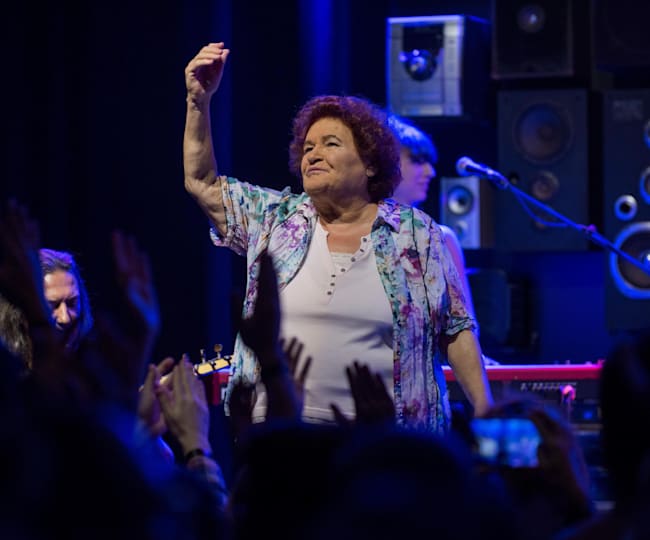 Selda Bagcan Dan Adaletin Bu Mu Dunya Sarkisi
