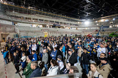 600 Fans stehen im SAP Garden dort, wo künftig der Puck über die Eisfläche tanzen wird.