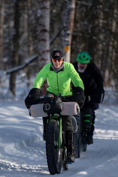 Rebecca Rusch auf einem Fatbike auf schneebedecktem Untergrund, beim Idatrod Trail Invitational.