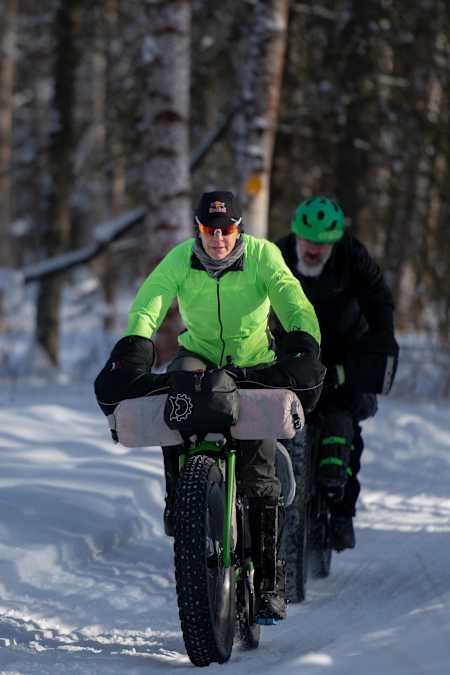 Rebecca Rusch auf einem Fatbike auf schneebedecktem Untergrund, beim Idatrod Trail Invitational.