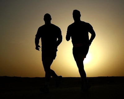 Läufer beim Sonnenaufgang