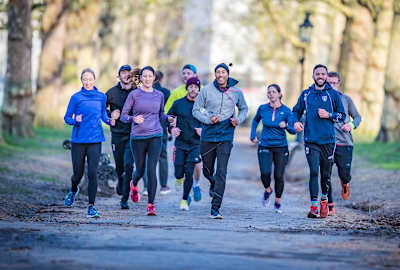 Colin Jackson dirige un entrenamiento de la carrera Wings For Life World Run en Green Park, Londres, el 11 de febrero de 2020.