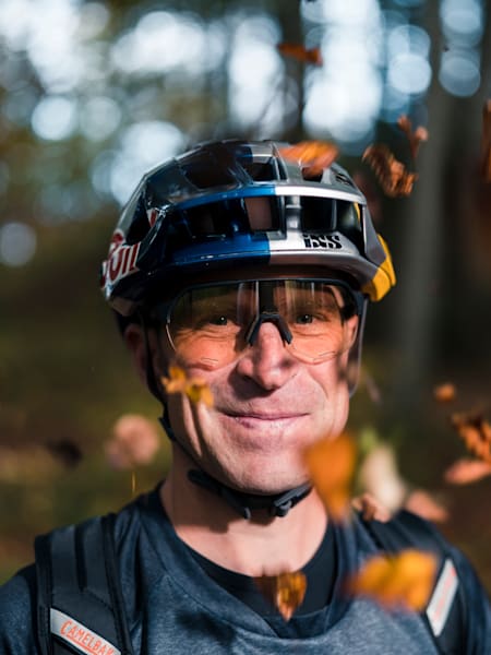 Porträt von René Wildhaber mit Herbsblättern.