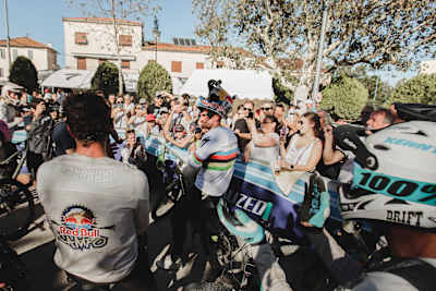 La foule salue Loïc Bruni au Red Bull Campo 2022.