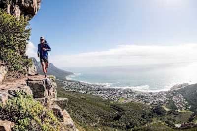 Ryan Sandes s'entraîne lors d'une séance de course à pied avant le Red Bull Lion Heart au Cap, en Afrique du Sud, le 4 octobre 2017.