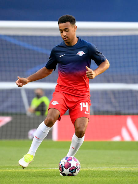 Tyler Adams, el jugador del RB Leipzig, calienta antes del comienzo del partido de cuartos de final de la Champions League frente al Atlético de Madrid.