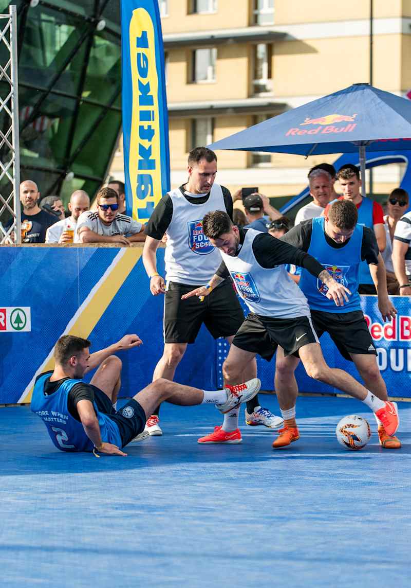 フリースタイルサッカー | Red Bull