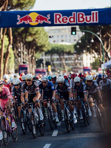 Гонщики проїжджають під аркою Red Bull KM під час останнього етапу Джиро д'Італія 2025 в Римі, Італія.