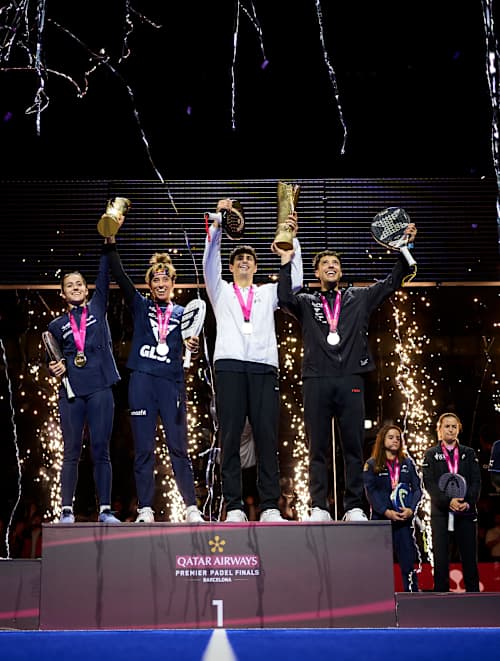Les champions Claudia Fernández Sánchez, Beatriz González Fernández, Agustín Tapia et Arturo Coello célèbrent leur victoire avec leurs trophées lors des finales du Premier Padel 2025 à Barcelone.