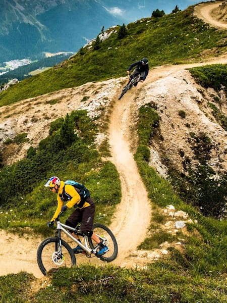 Les riders descendent en VTT au bike park de Corviglia à Saint-Moritz, Suisse.