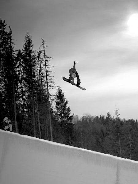 Le snowboardeur Terje Haakonsen en plein vol en snowboard lors de l'Arctic Challenge 2014 à Oslo, en Norvège. 