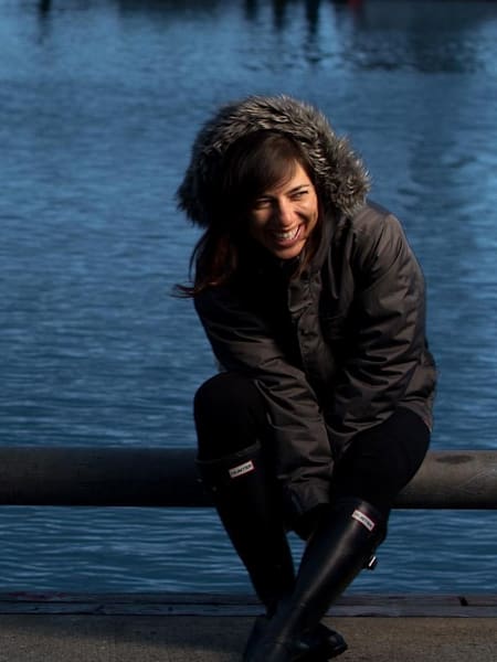 Leanne Pelosi sitzt lachend am Pool