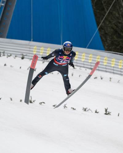 Skisprung-Profi Andreas Wellinger springt beim Skifliegen auf eine Weite von 229 Meter.