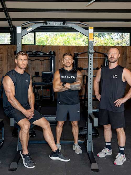 Luke Zocchi a Chris Hemsworth v posilovně během tréninku.