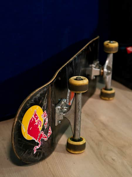 Simple Ways to Put Trucks on a Skateboard: 15 Steps