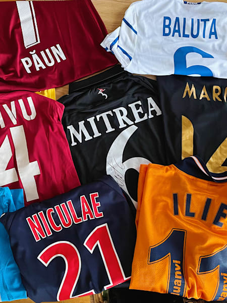 O parte din colecția de tricouri sportive a lui Cristian Șimonca (Otravă)