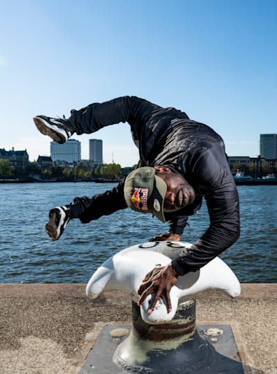 B-boy Junior danse à Rotterdam lors du tournage de la série Breaking Beyond.