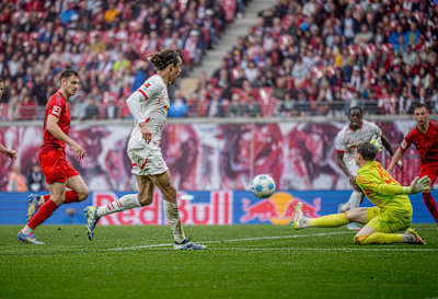 FC Bayern-Torwart Jonas Urbig im Duell mit RB Leipzig-Legende Yussuf Poulsen.