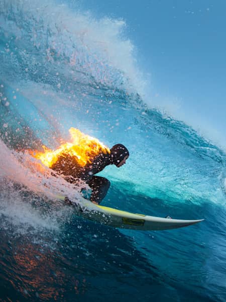 Hawaiis Jamie O'Brien surft Teahupoo auf Tahiti und brennt.