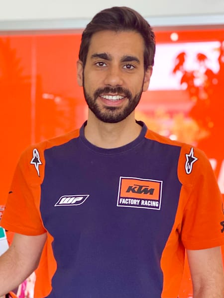 El ingeniero sevillano, Víctor Vallejo, posa en la fábrica de KTM, en Mattighofen, Austria.