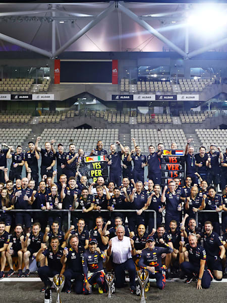 El equipo Oracle Red Bull Racing posa para una foto con el trofeo en el Gran Premio de F1 de Abu Dhabi en Yas Marina, 2022.
