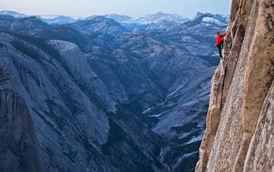 Alex Honnold in solitaria sulla parete di El Capitan, a Yosemite
