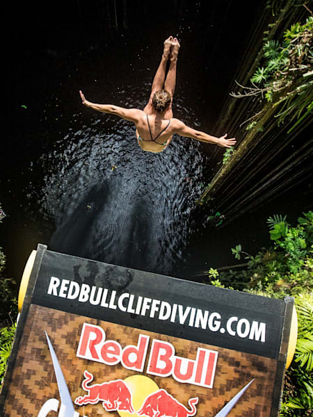 Adriana Jimenez aus Mexiko springt aus 20 Metern bei der Red Bull Cliff Diving World Series 2014 in Yucatan.