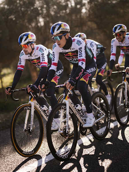 Primoz Roglic scortato da Giovanni Aleotti e Matteo Sobrero