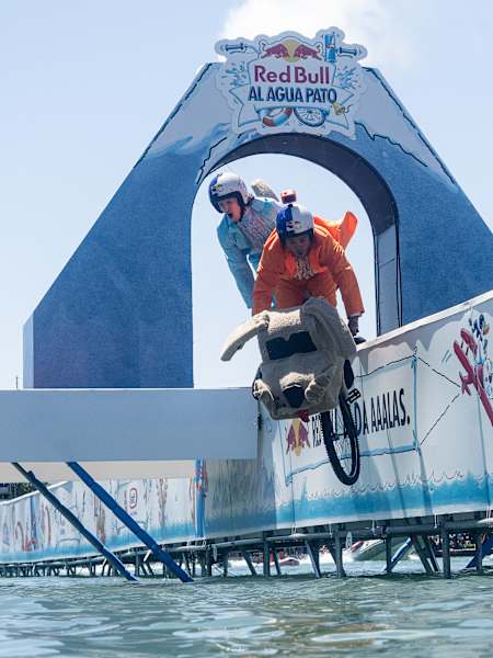Red Bull Al Agua Pato 2025