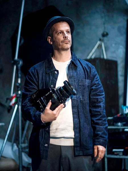 Fabrice Fournier, ou Fifou, photographe dont l’objectif transcende les simples clics pour raconter des histoires, pour capturer des émotions et redéfinir les normes de l’art visuel propre au rap.