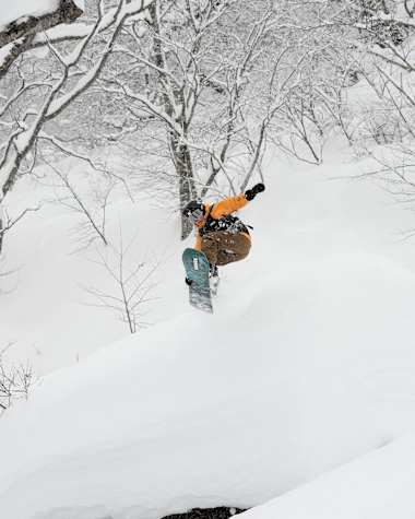 La snowboardeuse Aya Sato participe aux Natural Selection Duels 2025 au Japon.