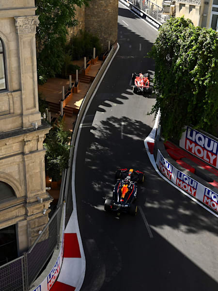 Max Verstappen all'inseguimento di Carlos Sainz