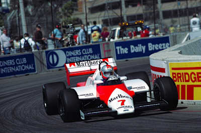 John Watson fährt 1983 ein Rennen in Long Beach.