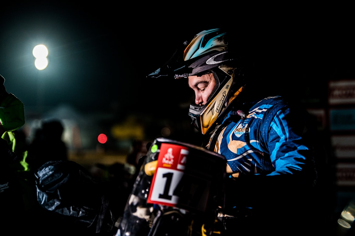 Εκκίνηση της τέταρτης μέρας υπό το φως των προβολέων με χαμηλή θερμοκρασία 