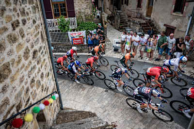 Nico Denz and Jai Hindley rolling through town during stage 12 from Aurillac to Villeneuve-sur-Lot (FRA/204km) at the 111th Tour de France 2024 on July 11th. 
