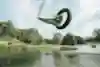 Felix Georgii saute à travers un cerceau lors du tournage de We are Open au TheBricks Wakepark à Duisburg, Allemagne.