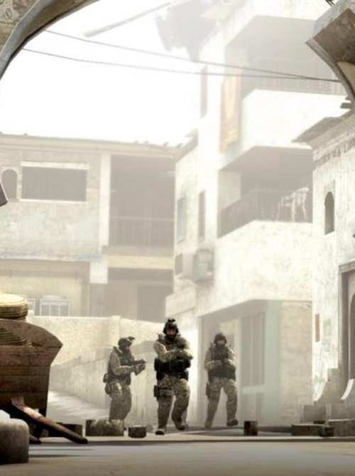 काउंटर स्ट्राइक: ग्लोबल ओफेंसिव के कैरेक्टर गेम मैप में चलते हुए.