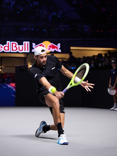 Matteo Berrettini en acción en el Red Bull Bassline 2024, compitiendo en el Wiener Stadthalle, Viena, Austria, el 18 de octubre, ofreciendo un tenis de alta energía en una dinámica atmósfera Red Bull.