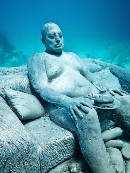 estatua de jesus bajo el agua