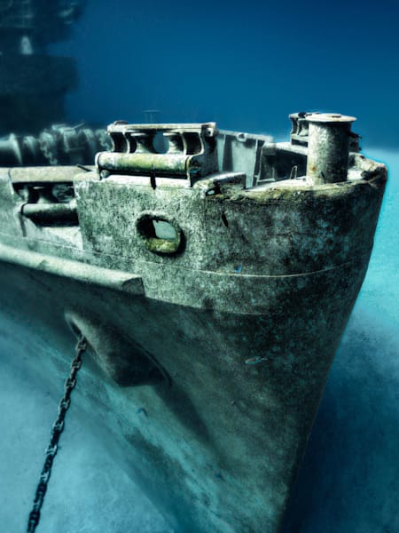 Mergulhando perto da carcaça do navio naufragado U.S.S. Kittiwake