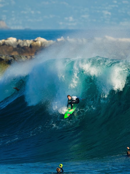 Jamie O'Brien surfea en The Wedge, en Newport Beach, California, Estados Unidos.