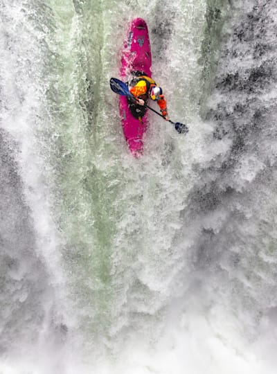 Un kayakista se tira por una catarata en México.