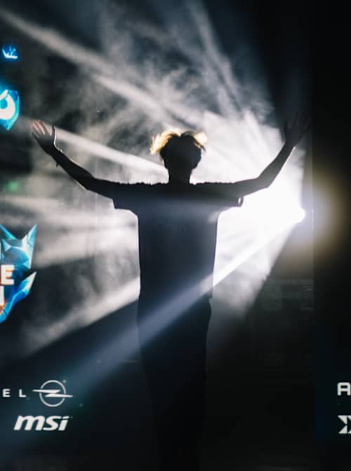 Le joueur Caliste de la Karmine Corp entre sur la scène du Red Bull League of its Own 2024 à Paris.