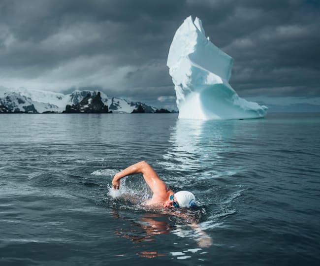 極寒の海で泳ぎ続ける男